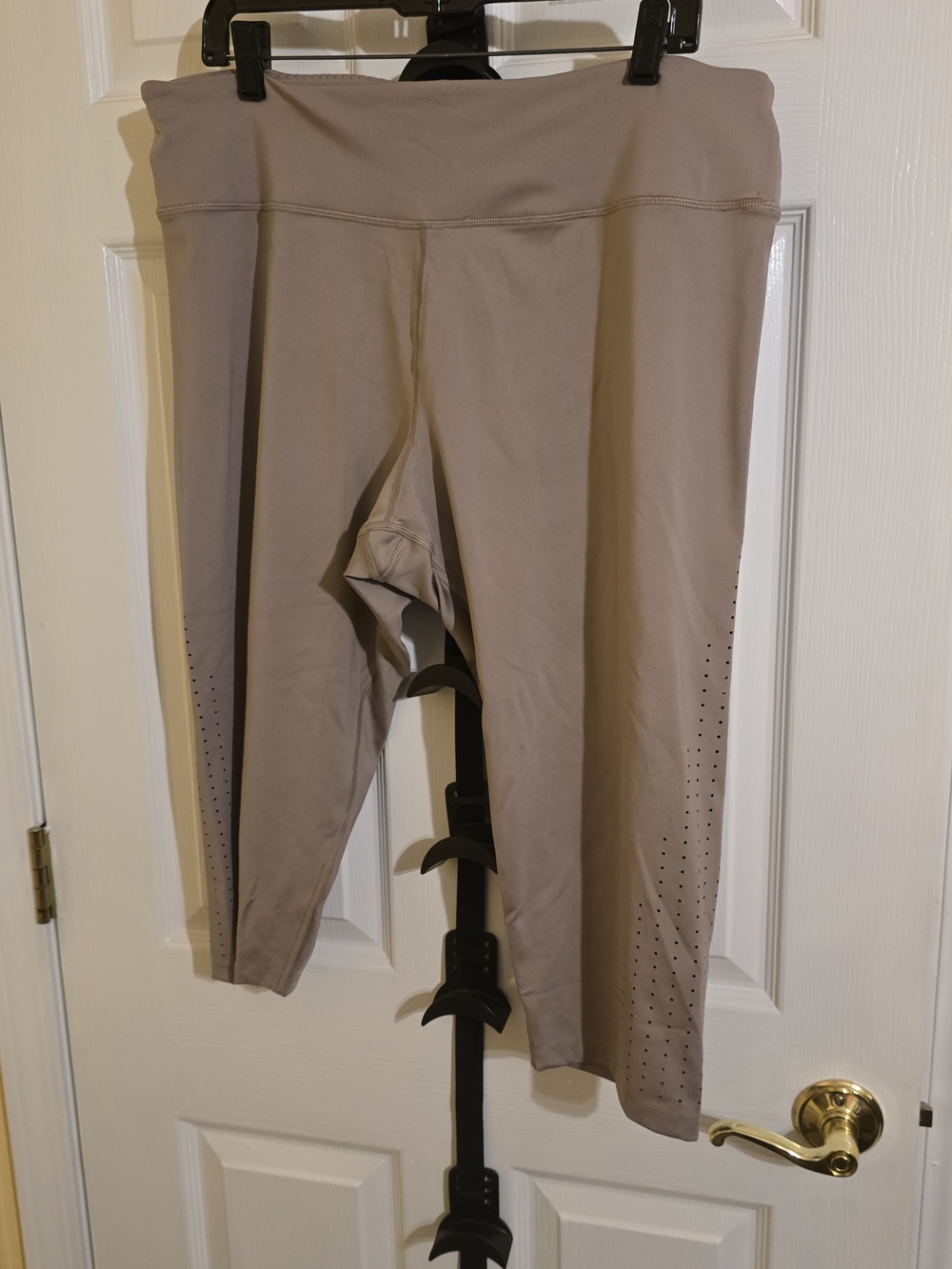 Victoria's Secret Performance Taupe High-Rise Capri Leggings